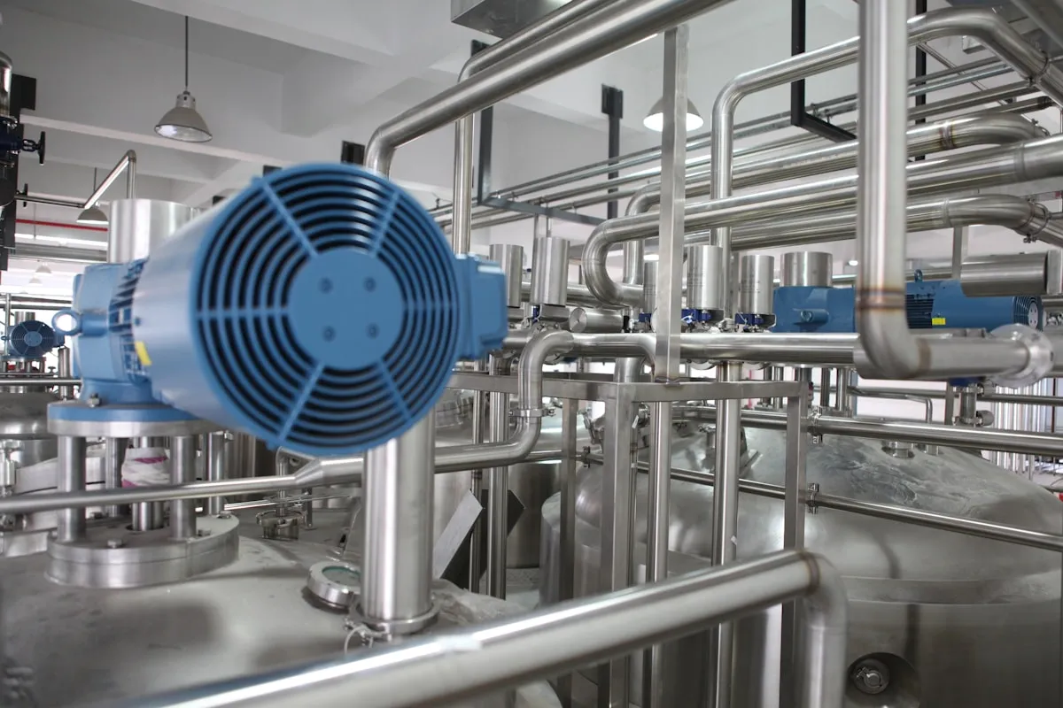 Kältetechnik — Edelstahl-Rohrsystem mit Pumpen