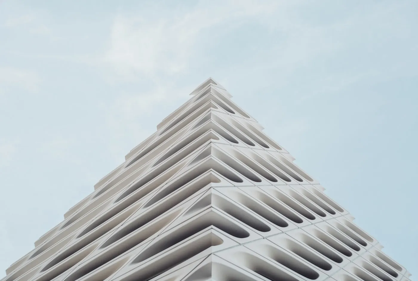 Modernes Bürogebäude bei Tag — Smart Building mit Gebäudeautomation